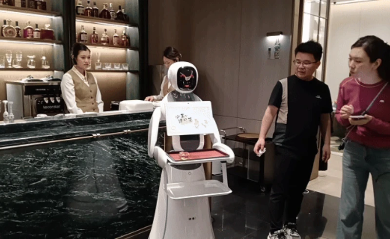 Technology illuminates service! Amy delivery Robot Redefines the Sales Center Experience at Tianyuan Longting
